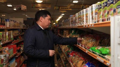 Аким Усть-Каменогорска оставил нуждающимся половину купленных продуктов