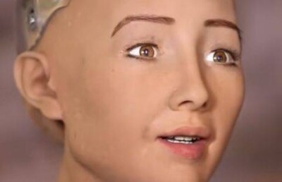 Робот София заявила своему создателю, что будет уничтожать людей