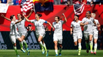 Футболистки сборной США в суде потребовали равной оплаты с мужчинами