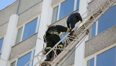 В Павлодаре спасли девочку, висевшую на карнизе балкона