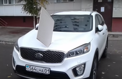 Слетевшая облицовочная плитка пробила капот автомобиля в Астане