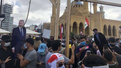 В центре Бейрута начались столкновения. Протестующие ворвались в здания МИД и Минэкономики
