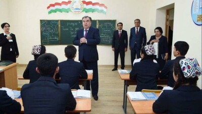 Школьники и учителя потеряли сознание на церемонии открытия школы президентом Таджикистана