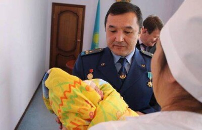 Аимбетов стал "крёстным" для новорожденного в Атырауской области