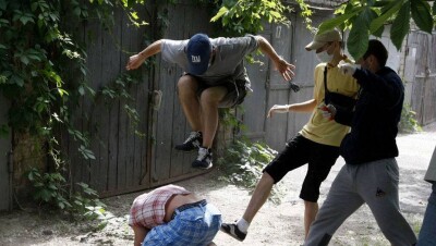 В Семее гея обманом заманили на свидание, жестоко избили и ограбили