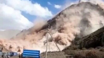 В Кыргызстане оползень повредил линии электропередачи и заблокировал дорогу 