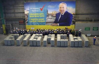 Гигантскую надпись "Елбасы" из алюминиевых чушек выложили павлодарские металлурги 