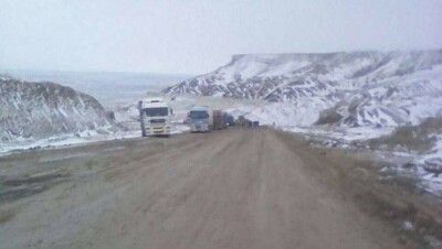 Спасатели накормили водителей застрявших фур в Мангистау и помогли выбраться из затора