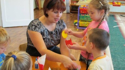 МОН попросило депутатов поддержать повышение зарплат воспитателей