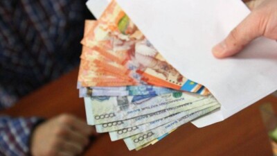 За полмиллиона тенге глава отдела образования в ЮКО обещал "крышевать" директора школы 