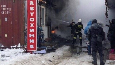 В Алматы вновь горел рынок: пожар начался на складе автохимии 