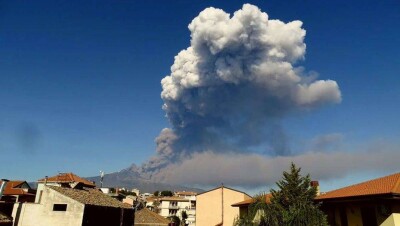 Вулкан Этна начал выброс лавы и пепла. На Сицилии закрыли аэропорт