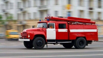 В Алматы пожарная машина, спешившая на вызов, попала в ДТП и опрокинулась