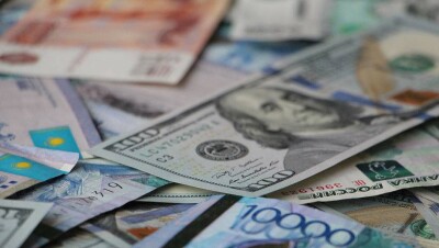 Биржевой курс доллара на выходные составит 326,72 тенге