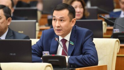 Новым руководителем фракции "Народные коммунисты" вместо Косарева избран Конуров