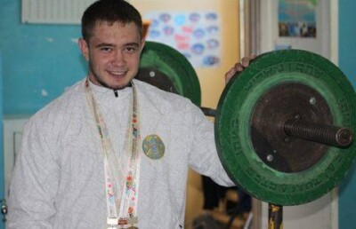 Казахстанский штангист Денис Уланов занял второе место на Гран-при в Грозном