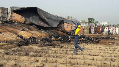 148 человек погибло в Пакистане при возгорании бензовоза