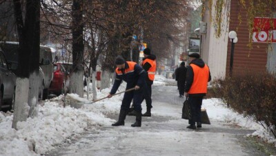 Почему коммунальщики в Костанае чистят брусчатку горелками, рассказали в акимате