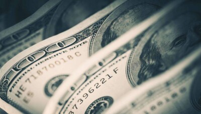 По итогам первых после выходных торгов на бирже курс доллара составил 446,06 тенге 