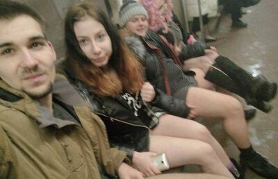 Без штанов спустились в метро москвичи ради хулиганского флешмоба