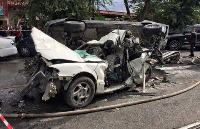 Трамвай снёc десяток автомобилей в Алматы