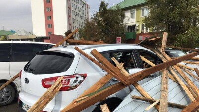 Жители Атырау требуют от хозяина СТО компенсацию за помятые авто