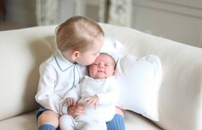 Появились первые фото британской принцессы Шарлотты