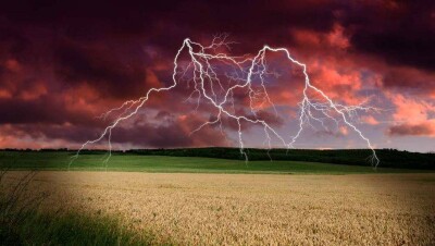 На востоке Индии от ударов молний погибли 12 человек