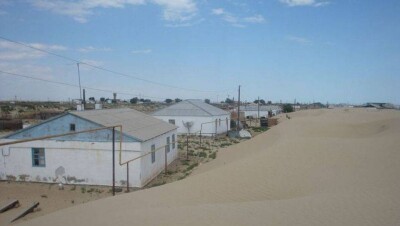 Подвижные пески засасывают три школы в Туркменистане