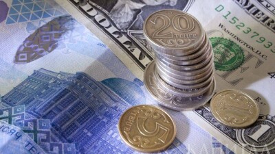 Казахстанские эксперты посоветовали получать удовольствие от падения курса доллара
