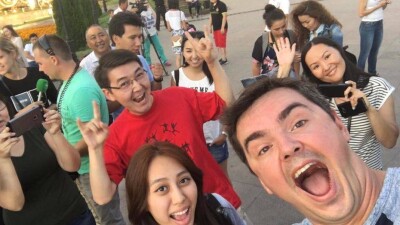 Танцующий Мэтт: "С казахстанцами всё в порядке, здесь в каждой руке смартфон"