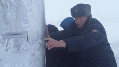 Участковый инспектор помог вызволить из снежного плена более десяти автомобилей в Туркестанской области 