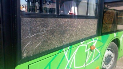 В Алматы неизвестные разбили стёкла четырёх автобусов у нового перевозчика
