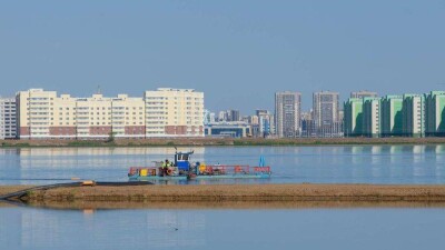 Пять млн кубометров ила извлекли из зловонного Талдыколя в Астане