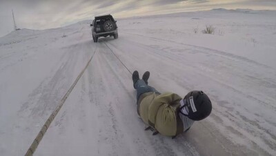 Привязанный к авто фокусник за 45 секунд освободился из смирительной рубашки 