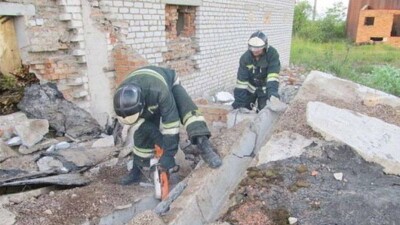 В Таразе ребёнок находится в реанимации после обрушения на него бетонной плиты