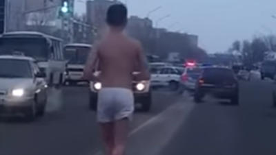 Парня, бегавшего в трусах по Уральску, подобрали и обогрели патрульные