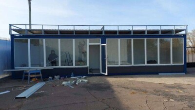 В аэропорту Уральска собирают вагончики, где пассажиры будут ждать свои рейсы, пока не заработает новый терминал