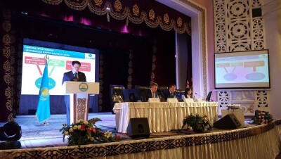 Усть-Каменогорцы вручили акиму города благодарственную грамоту