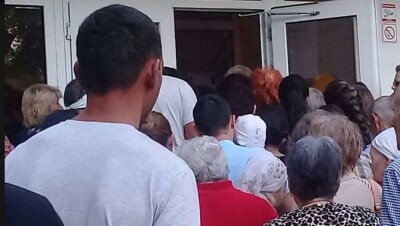 Жители Талдыкоргана устроили давку и едва не подрались, ожидая приёма врачей из Кореи