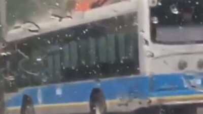 В Алматы от удара молнии загорелся троллейбус