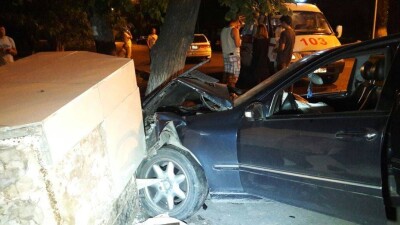 В результате столкновения в Алматы машина врезалась в дерево