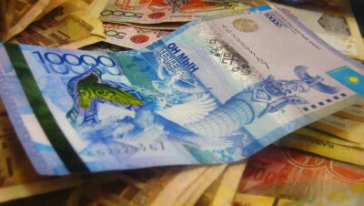 Торги по доллару на бирже начались с укрепления тенге