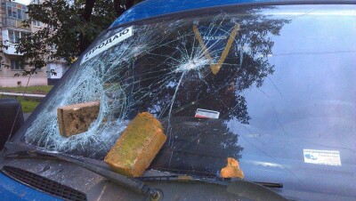 Кирпичи, сорванные ураганом с девятиэтажки, разбили автомобиль в Кокшетау