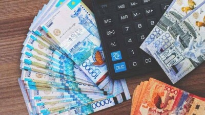 "Халықтың жалақысы негізсіз көп". Қаржыгер қымбатшылықтың себебін осылай түсіндірді