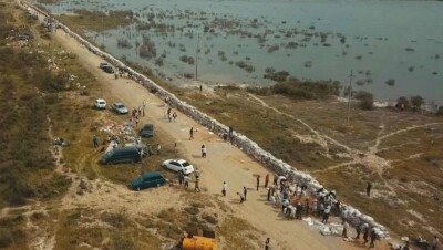 Қоғалы ауылын халық топан судан қалай құтқарды? Ауызы берік еріктілер 100 мың қап тасып, бөгет тұрғызған