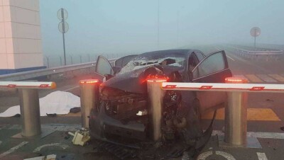 Автомобиль врезался в заграждение КПП на трассе Алматы – Хоргос. Есть жертвы