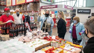 В Алматы в шести супермаркетах Magnum освятили яйца и куличи