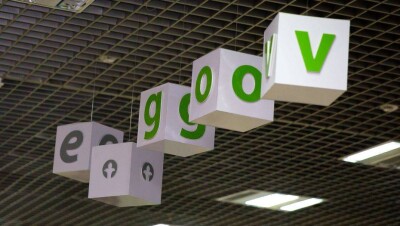 Сотрудникам ЦОНов повысят зарплату с 2018 года