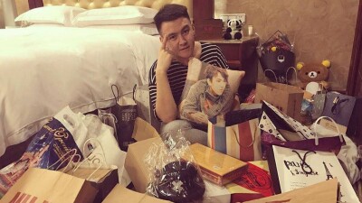 Фанаты завалили Димаша Кудайбергена письмами и подарками
